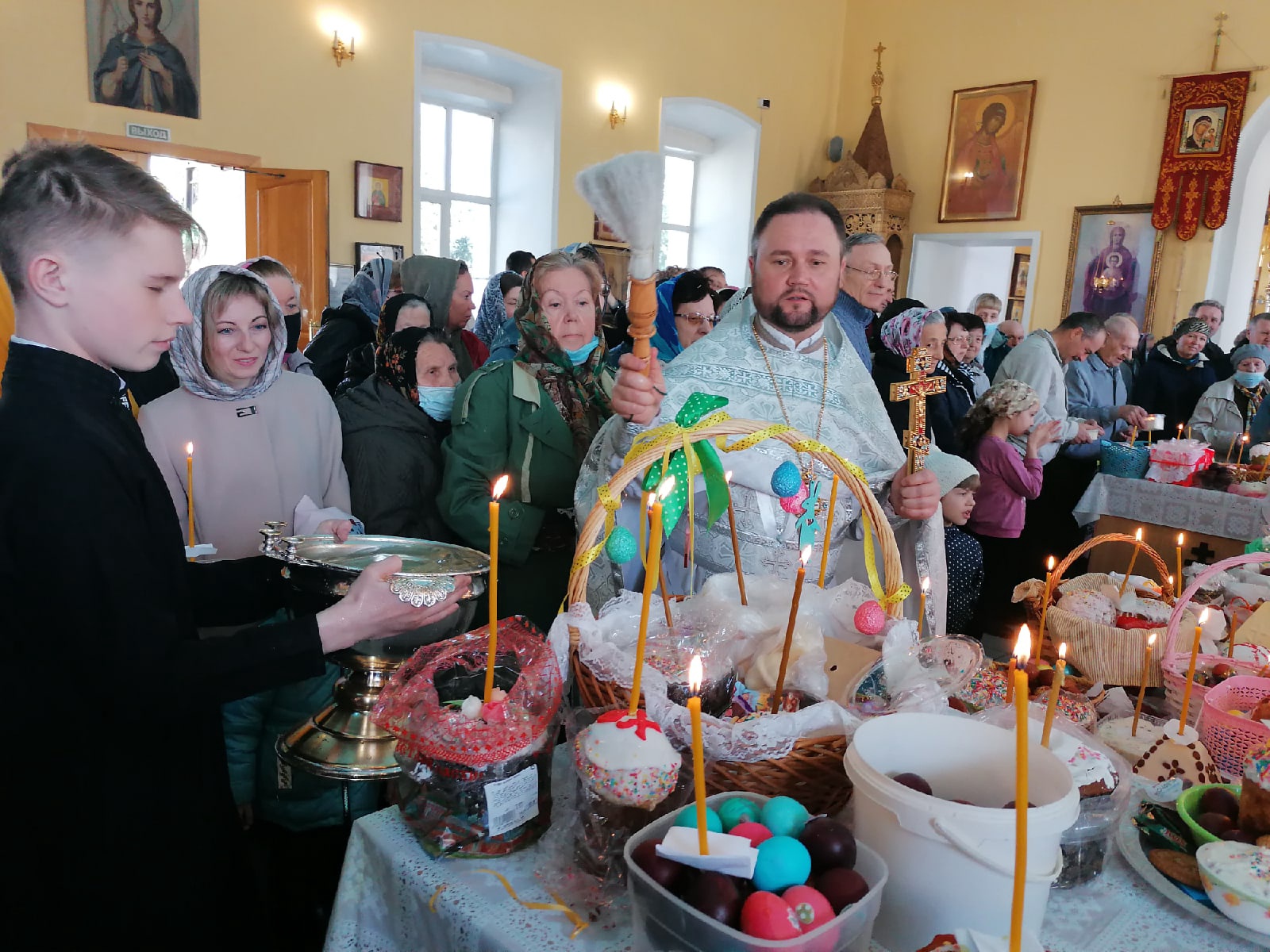 В Великую Субботу протоиерей Александр Филиппов совершил Литургию святителя Василия Великого