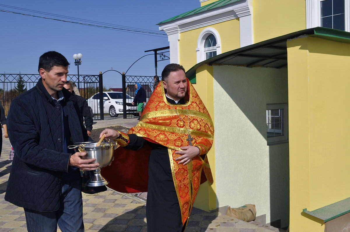 В строящемся храме в честь Святой Живоначальной Троицы в деревне Камайка был совершен водосвятный молебен