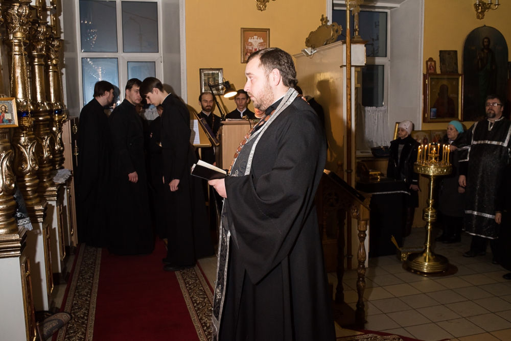 В среду первой седмицы Великого поста митрополит Серафим совершил повечерие с чтением Великого канона прп. Андрея Критского в Никольском храме в Терновке
