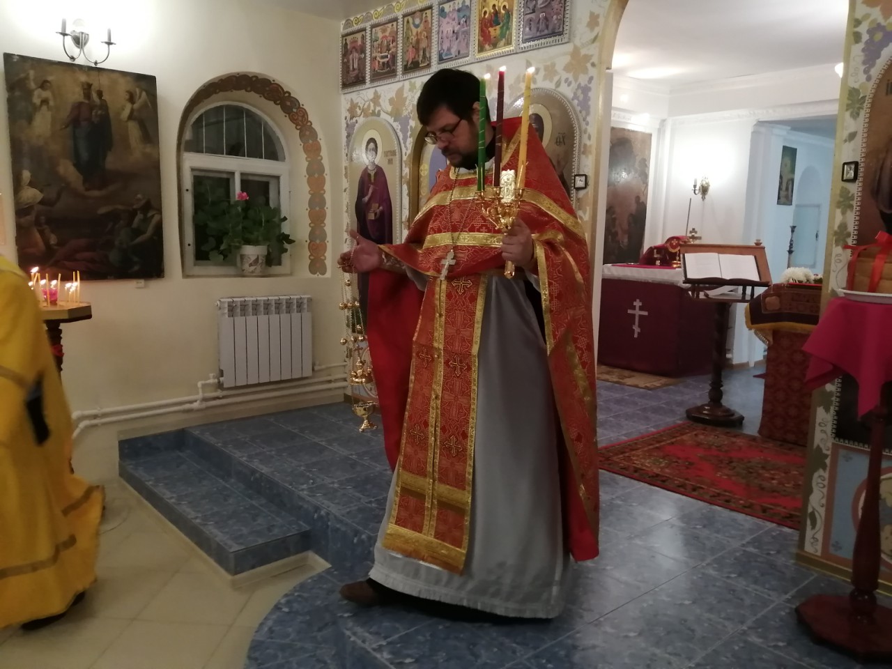 Иерей Сергий Беляков возглавил Пасхальную службу в Михайло-Архангельском молитвенном доме в с.Павло-Куракино 