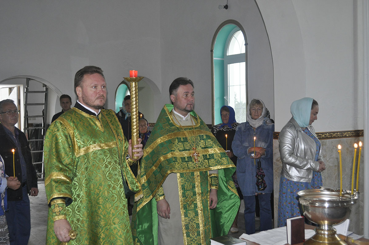 В строящемся храме в честь Святой Живоначальной Троицы в деревне Камайка был совершен водосвятный молебен