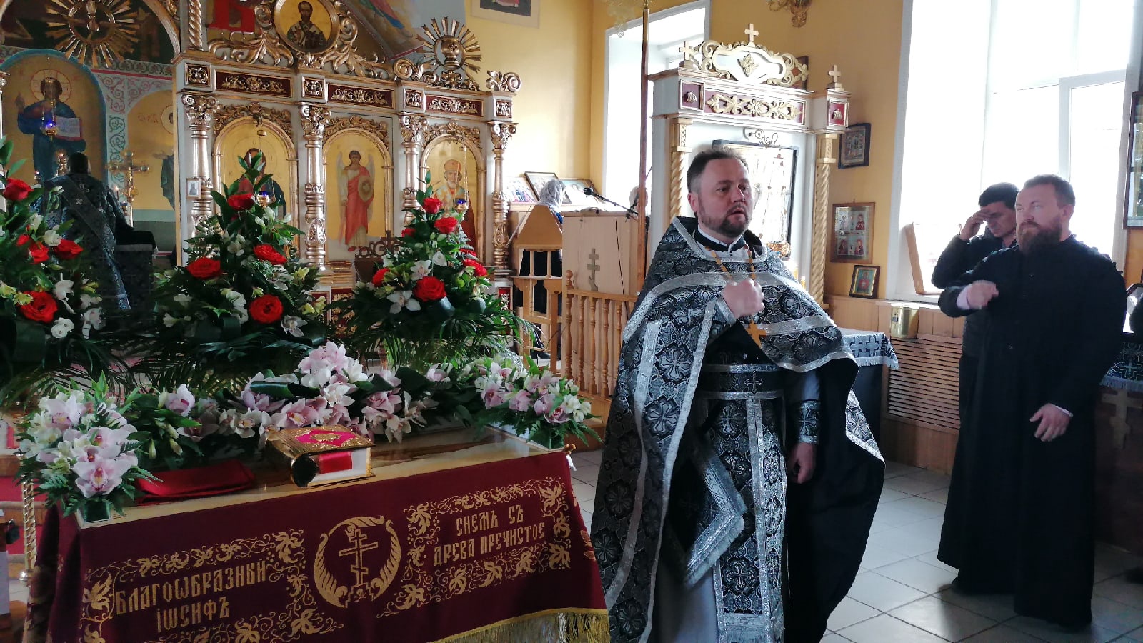  В Великий Пяток протоиерей Александр Филиппов совершил вечерню с выносом Плащаницы Спасителя