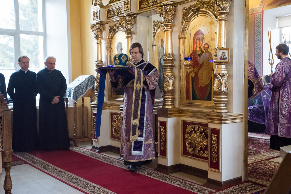  В Неделю Крестопоклонную митрополит Серафим совершил литургию в нашем храме