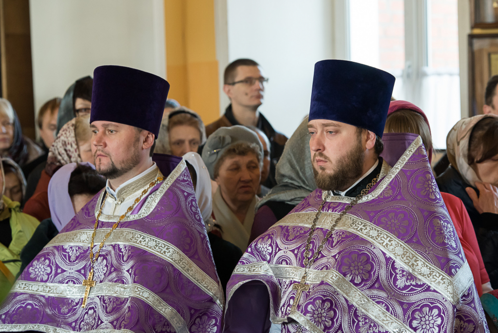 В Неделю Крестопоклонную митрополит Серафим совершил Литургию в нашем храме