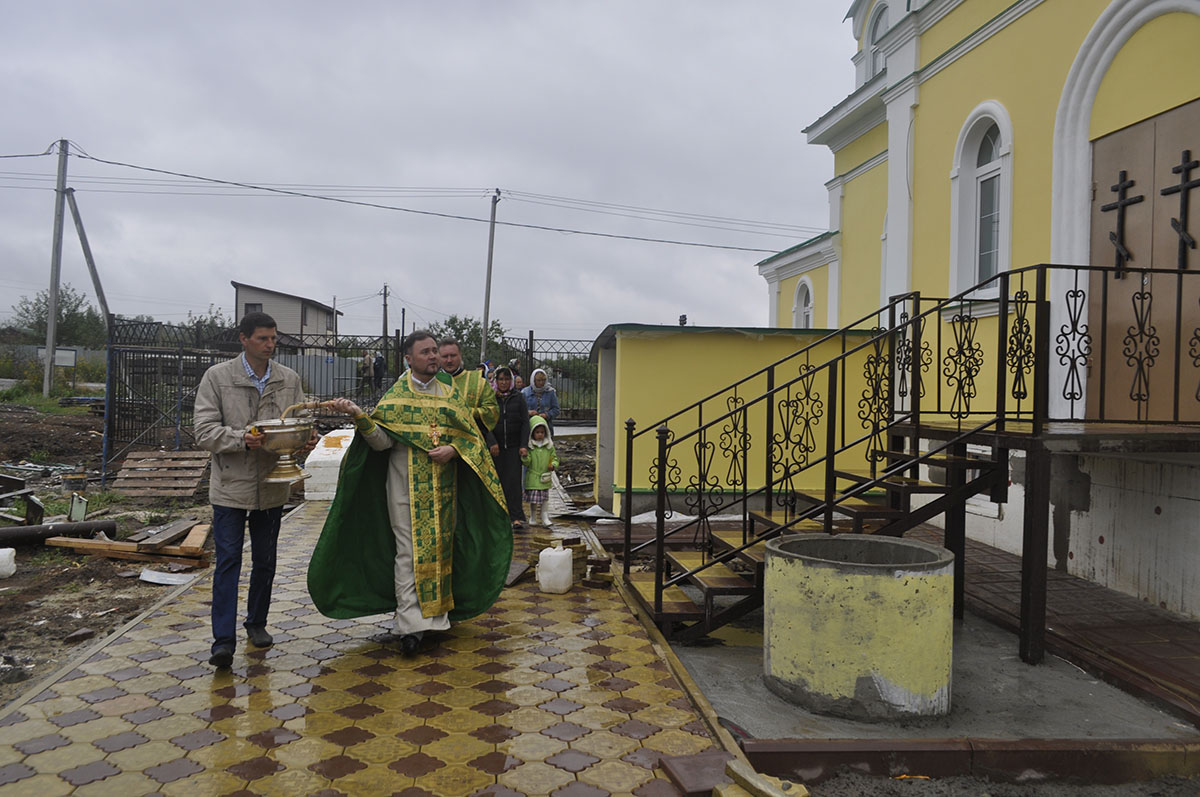 В строящемся храме в честь Святой Живоначальной Троицы в деревне Камайка был совершен водосвятный молебен
