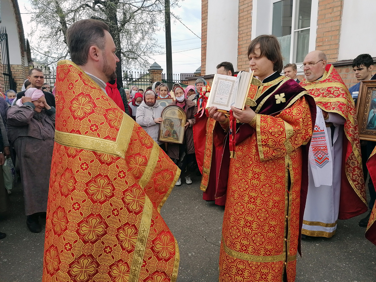В понедельник Светлой седмицы протоиерей Александр Филиппов совершил Божественную литургию