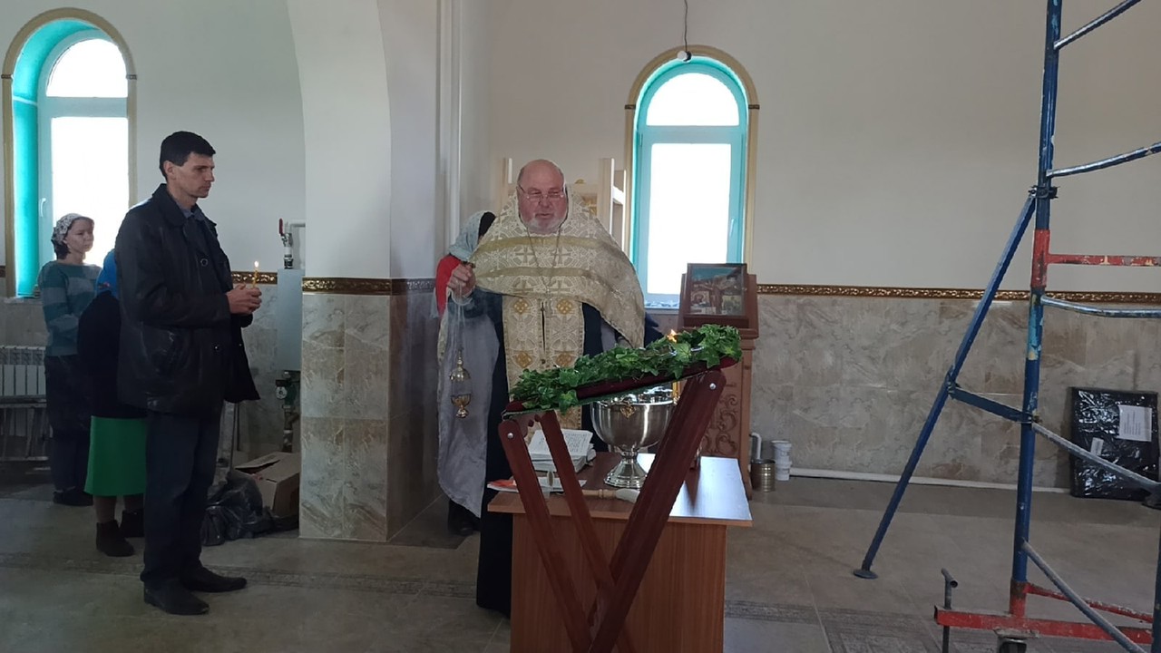 В строящемся храме в честь Святой Живоначальной Троицы в деревне Камайка был совершен водосвятный молебен