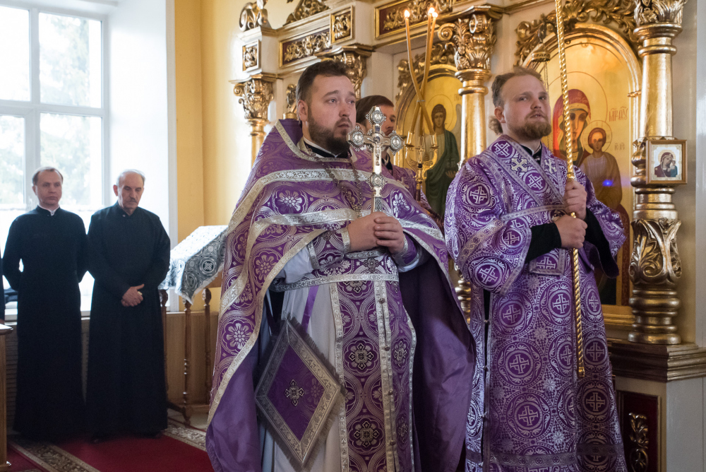  В Неделю Крестопоклонную митрополит Серафим совершил литургию в нашем храме