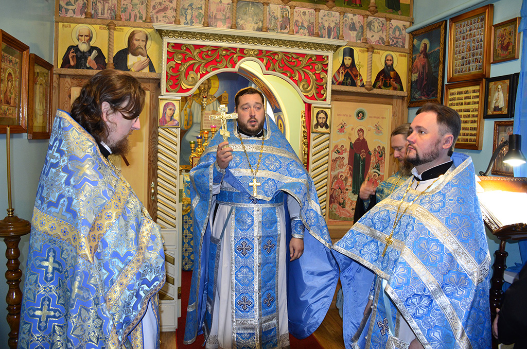 В день празднования иконы Божией Матери "Всех скорбящих радость" клирики нашего храма совершили божественную литургию в ИК-5