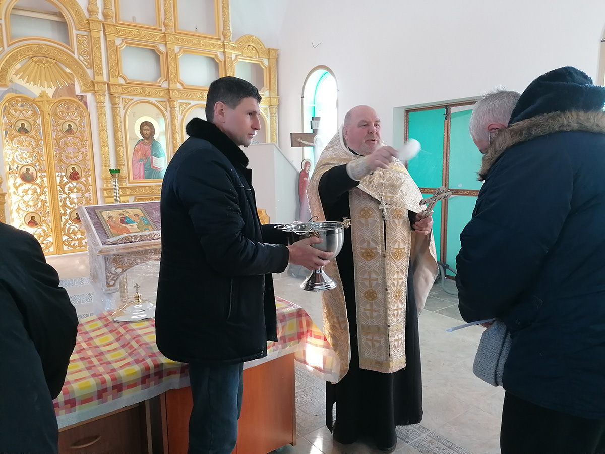В строящемся храме в честь Святой Живоначальной Троицы в деревне Камайка был совершен водосвятный молебен