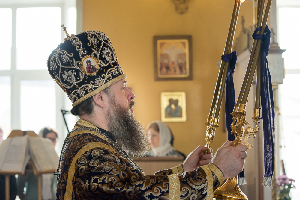 В Неделю Крестопоклонную митрополит Серафим совершил Литургию в нашем храме