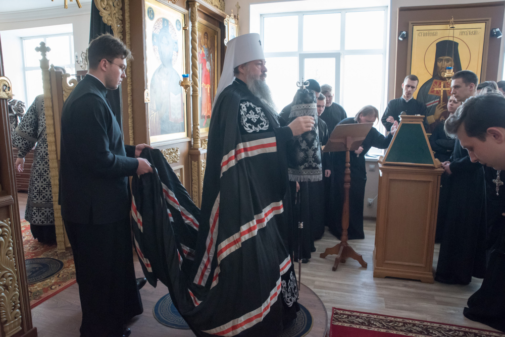 В понедельник первой седмицы Великого поста протоиерей Александр Филиппов сослужил митролиту Серафиму за великопостным богослужением в храме во имя святителя Иннокентия Иркутского при Пензенской духовной семинарии