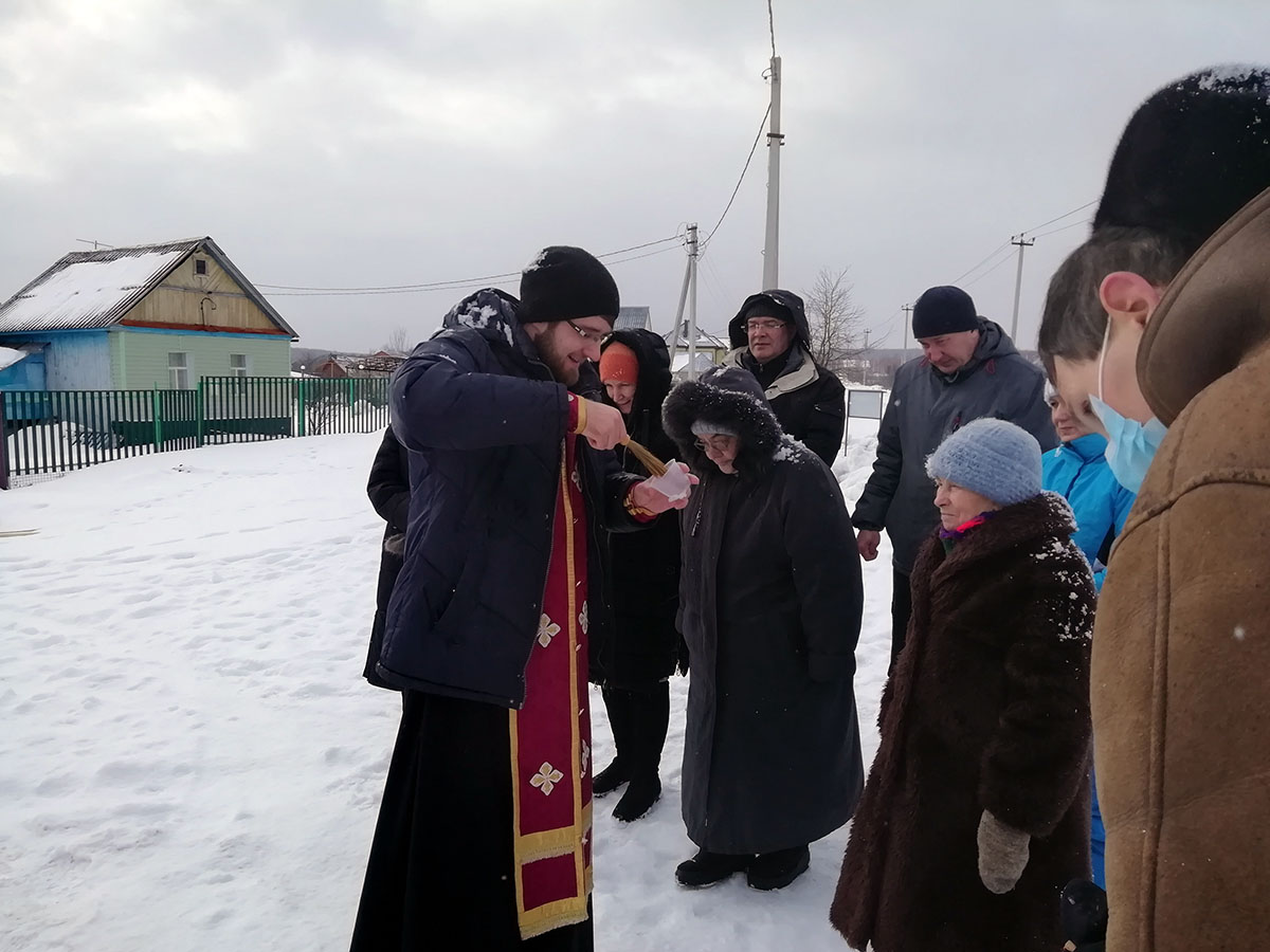 Иерей Евгений Климчев совершил молебен около строящегося храма Живоначальной Троицы в деревне Камайка
