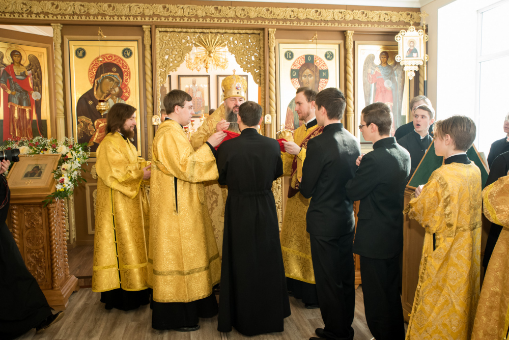 В день престольного праздника в Пензенской духовной семинарии митрополит Серафим наградил протоиерея Александра Филиппова Архиерейской благословенной грамотой
