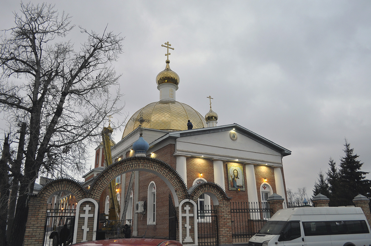 Митрополит Серафим освятил алтарный накупольный крест и алтарный купол