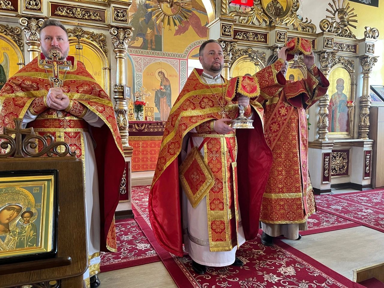 В понедельник Светлой седмицы протоиерей Александр Филиппов совершил Божественную литургию