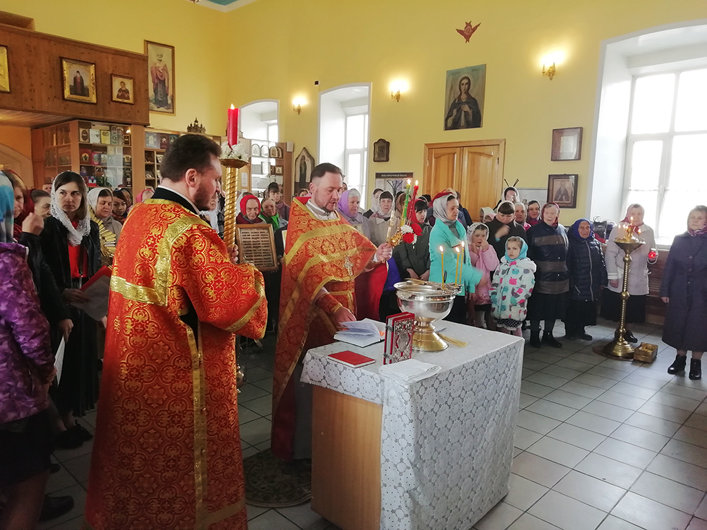 В пятницу Светлой седмицы протоиерей Александр Филиппов совершил Божественную литургию