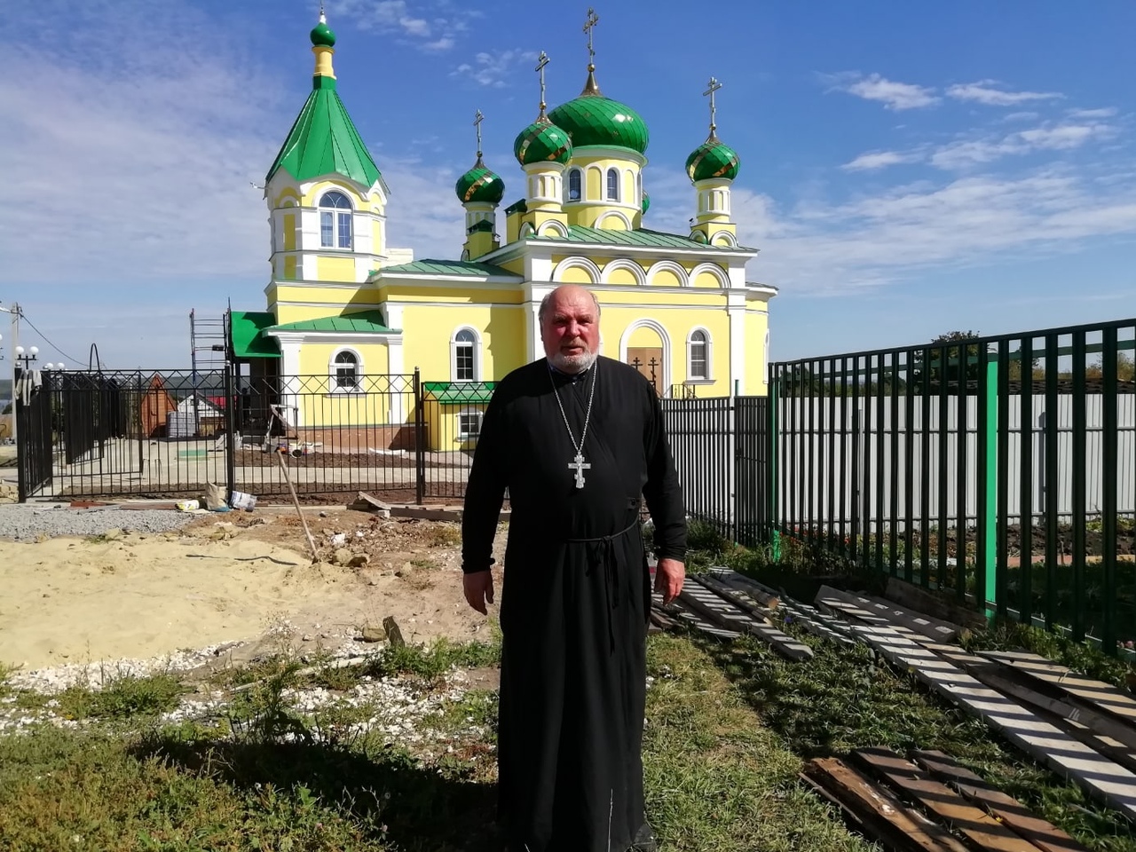 В строящемся храме в честь Святой Живоначальной Троицы в деревне Камайка был совершен водосвятный молебен