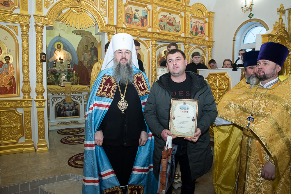 Протоиереи Александр Филиппов и Антоний Шварёв сослужили митрополиту Серафиму за литургией в Троицком храме в деревне Камайка