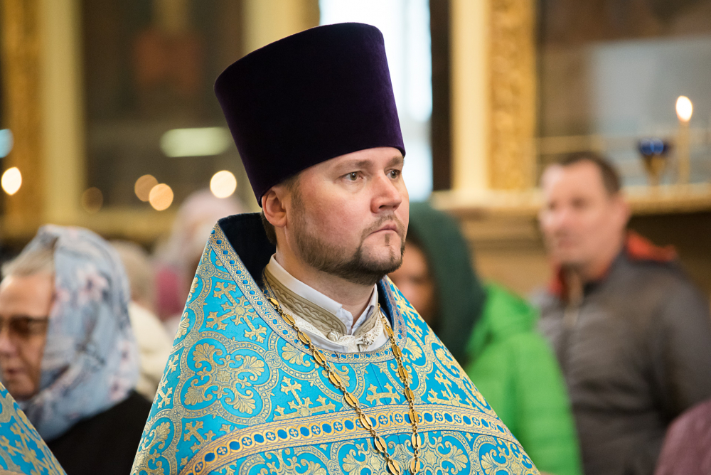 В праздник Благовещения Пресвятой Богородицы митрополит Серафим наградил протоиерея Александра Филиппова крестом с украшениями