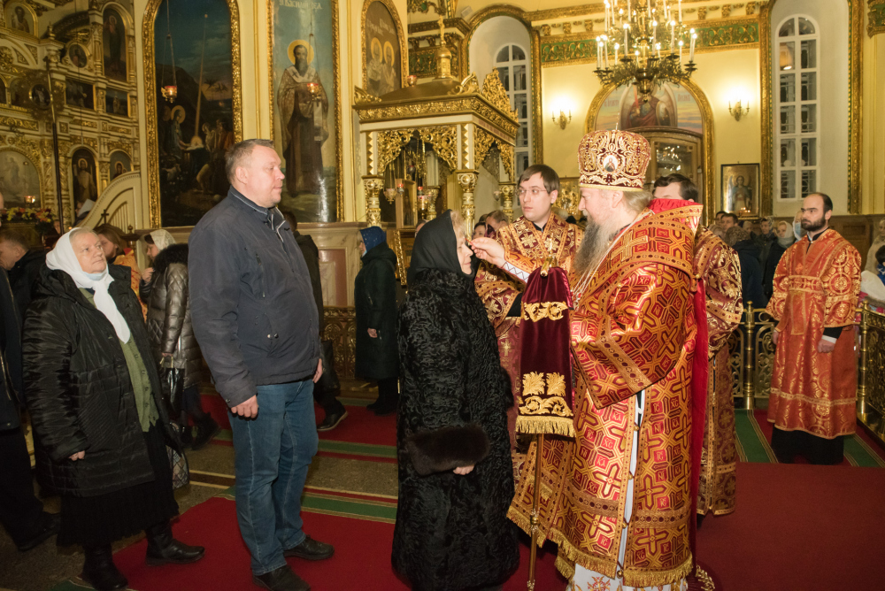 Митрополит Серафим и епископ Митрофан совершили всенощное бдение в Успенском соборе Пензы