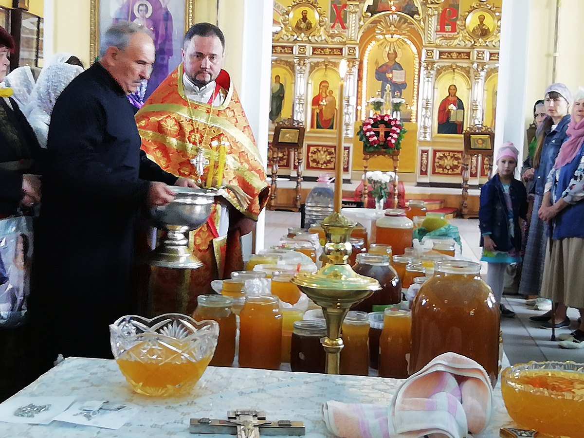 Празднование Происхождения (изнесения) Честных Древ Животворящего Креста Господня