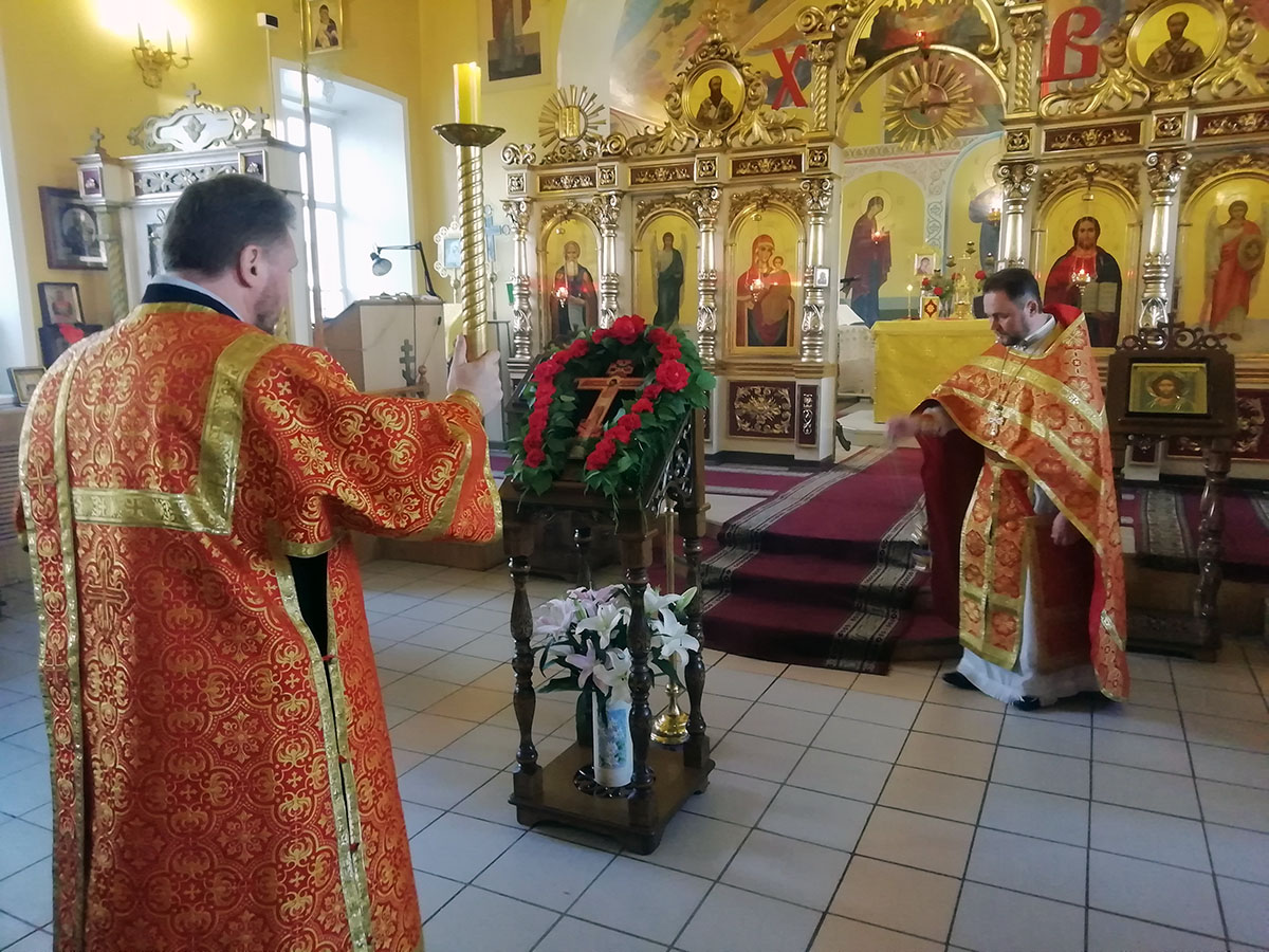 Всенощное бдение в канун празднования Происхождения (изнесения) Честных Древ Животворящего Креста Господня
