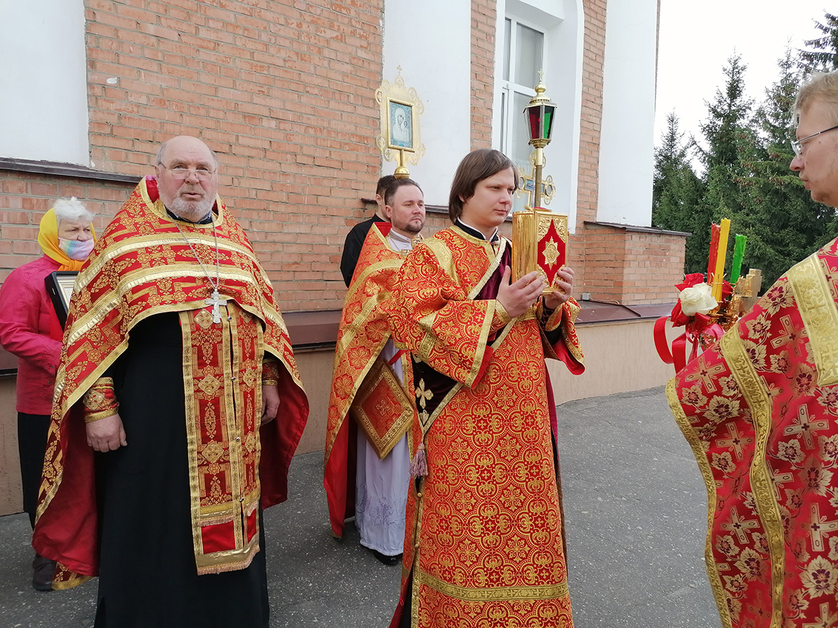 В пятницу Светлой седмицы протоиерей Александр Филиппов совершил Божественную литургию