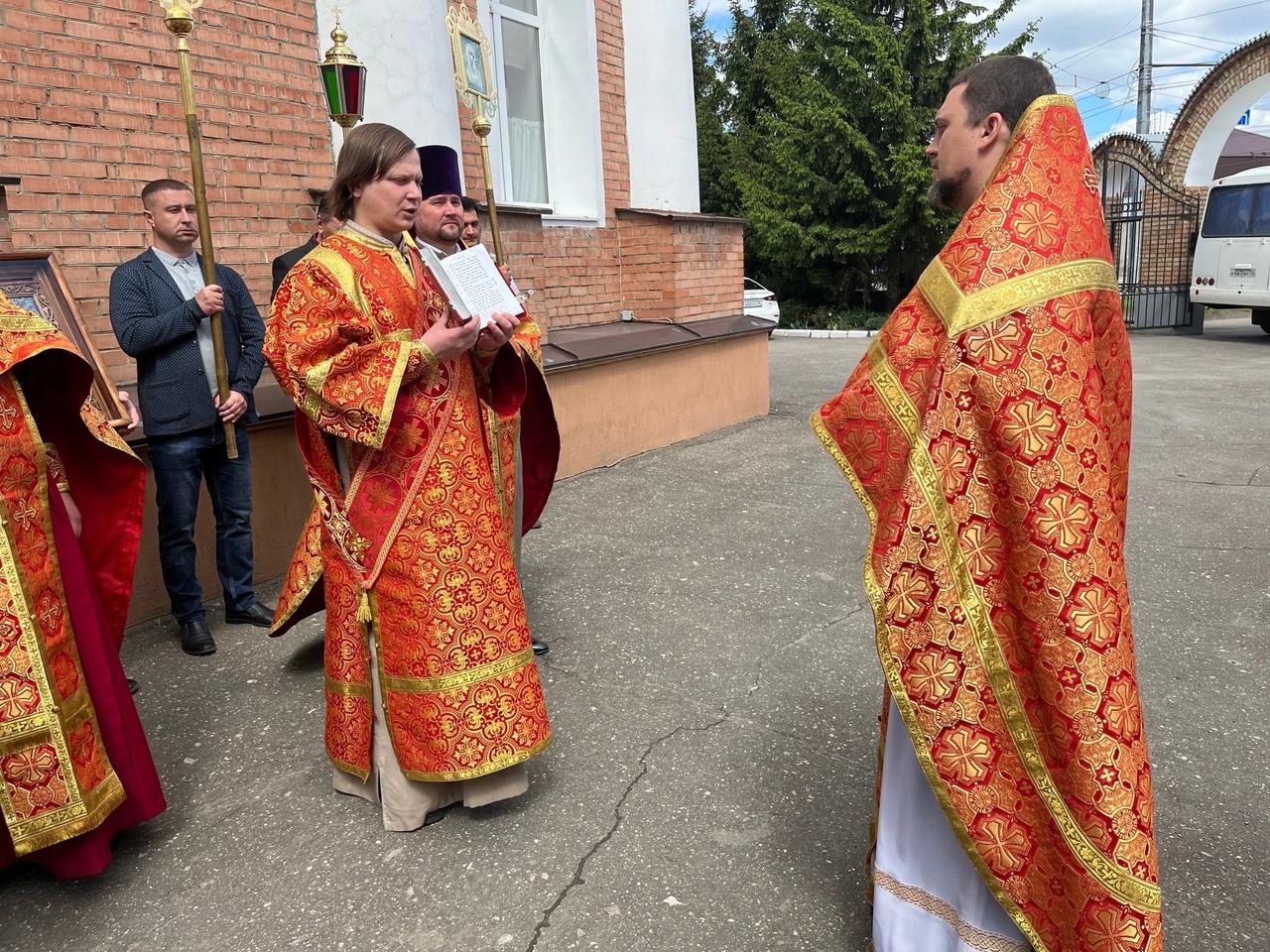 Богослужения в Неделю о расслабленном