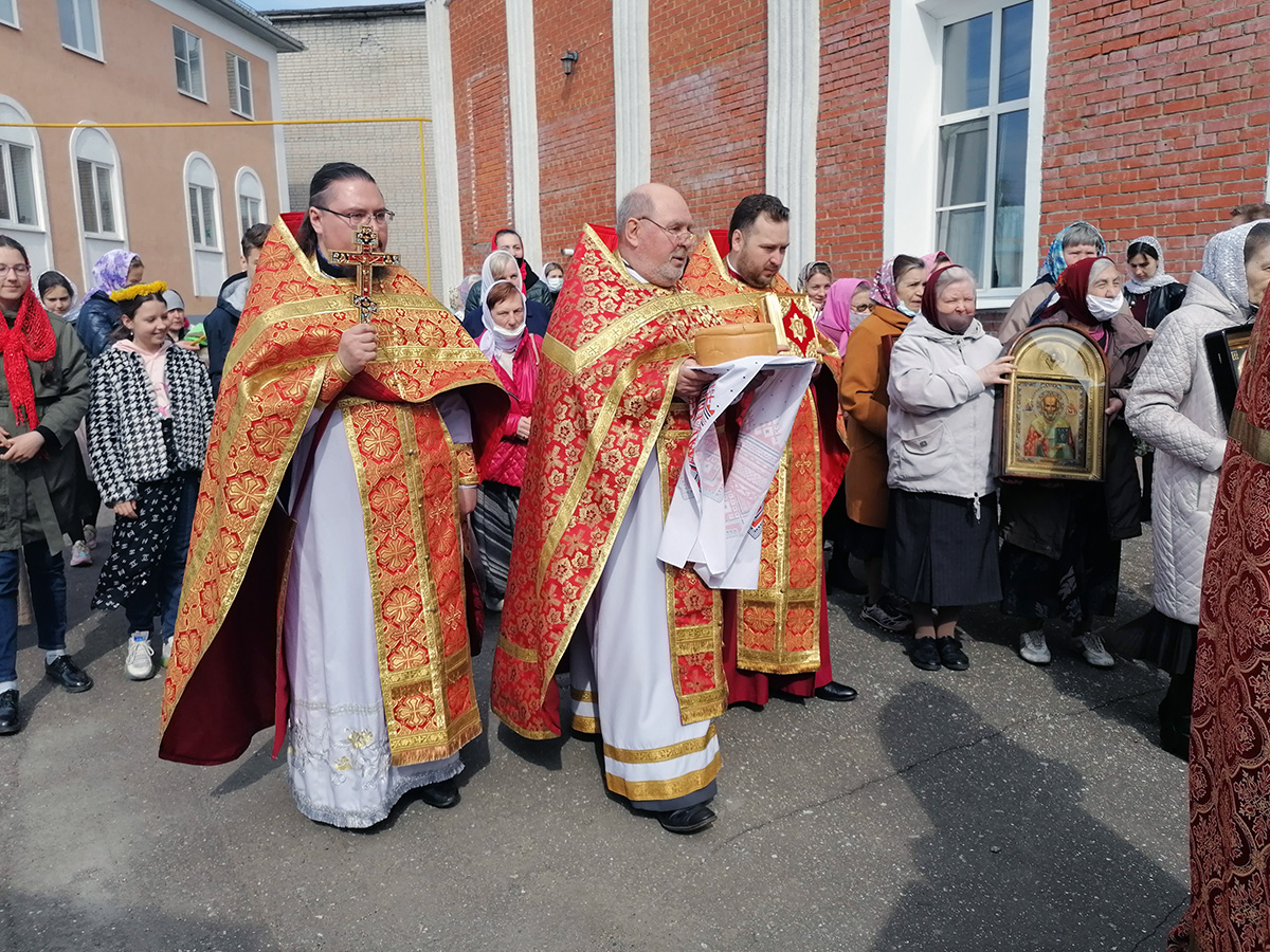 В понедельник Светлой седмицы протоиерей Александр Филиппов совершил Божественную литургию