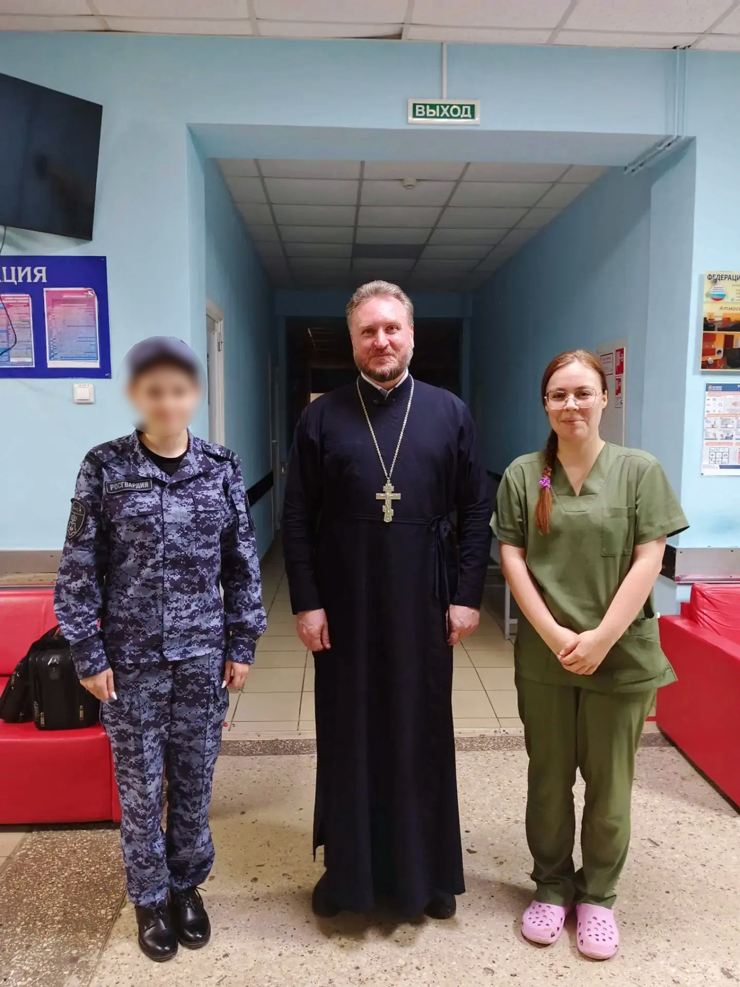 Священники посетили раненых СВО