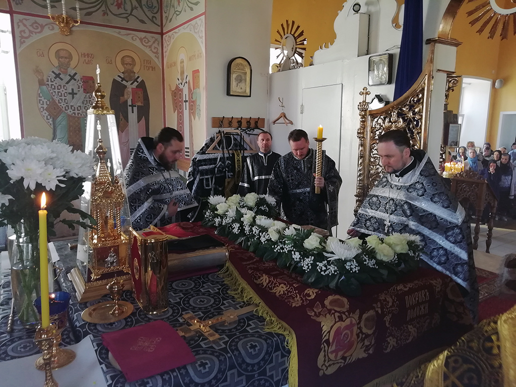 В Великий Пяток протоиерей Александр Филиппов совершил вечерню с выносом Плащаницы Спасителя