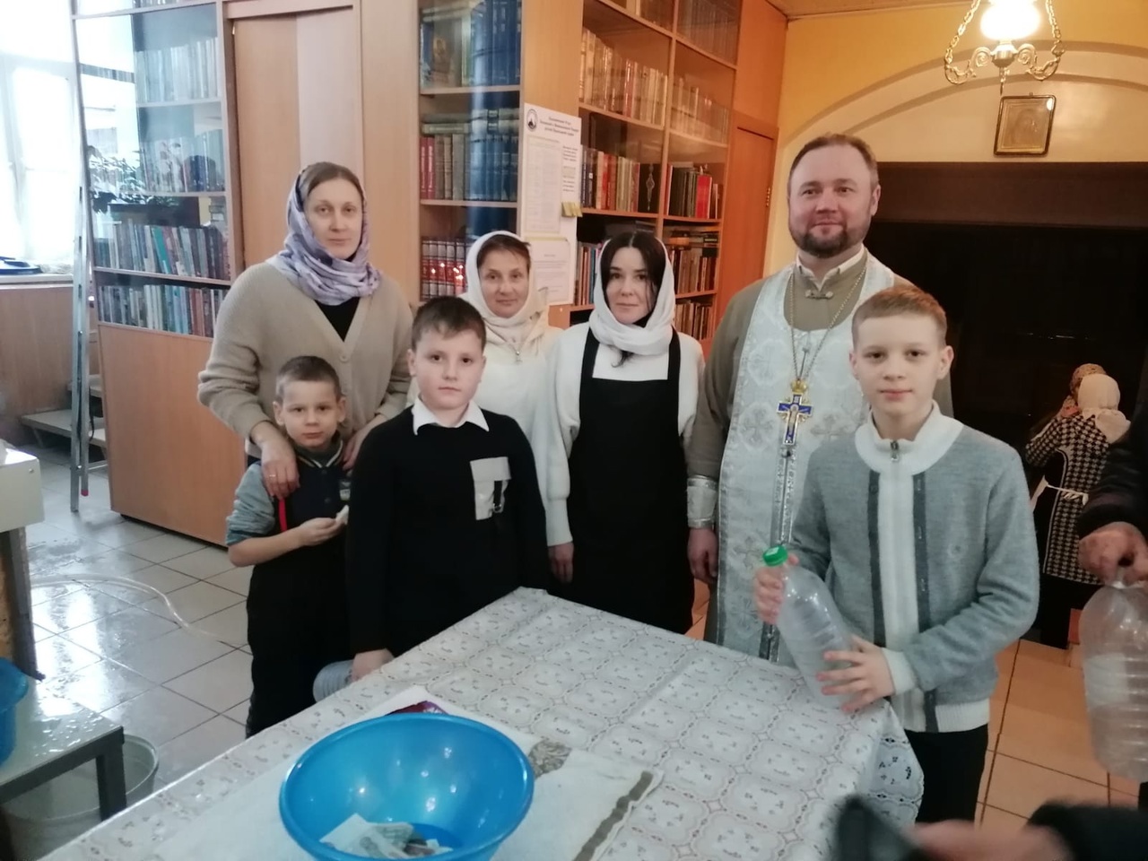 Участие воспитанников детской воскресной школы "Азбука веры" в розливе крещенской воды в Никольском храме в праздник Богоявления 19.01.2024.