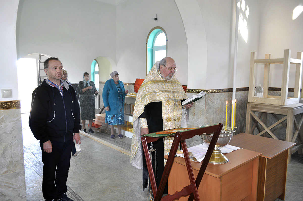 В строящемся храме в честь Святой Живоначальной Троицы в деревне Камайка был совершен водосвятный молебен