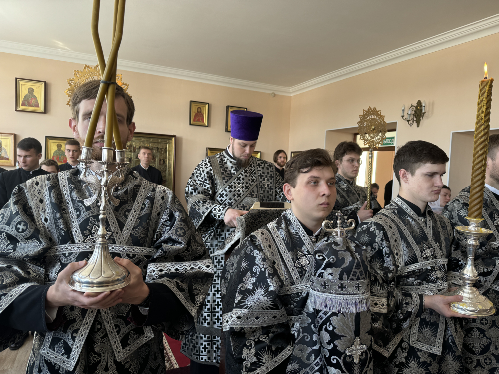 Протоиерей Александр Филиппов сослужил митрополиту Серафиму за Литургией Преждеосвященных Даров в храме святителя Иннокентия Иркутского при Пензенской духовной семинарии протоиерей