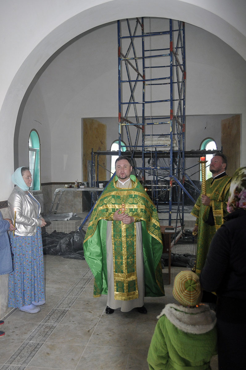 В строящемся храме в честь Святой Живоначальной Троицы в деревне Камайка был совершен водосвятный молебен