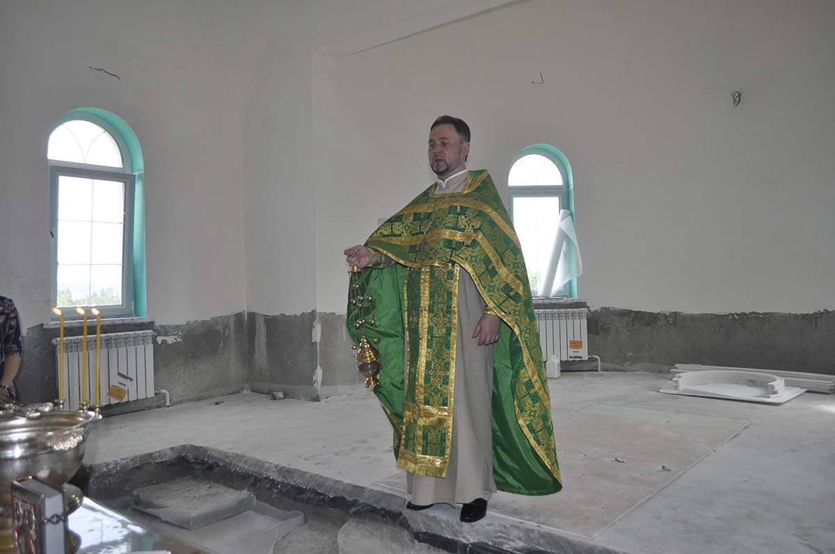 В строящемся храме в честь Святой Живоначальной Троицы в деревне Камайка был совершен первый водосвятный молебен