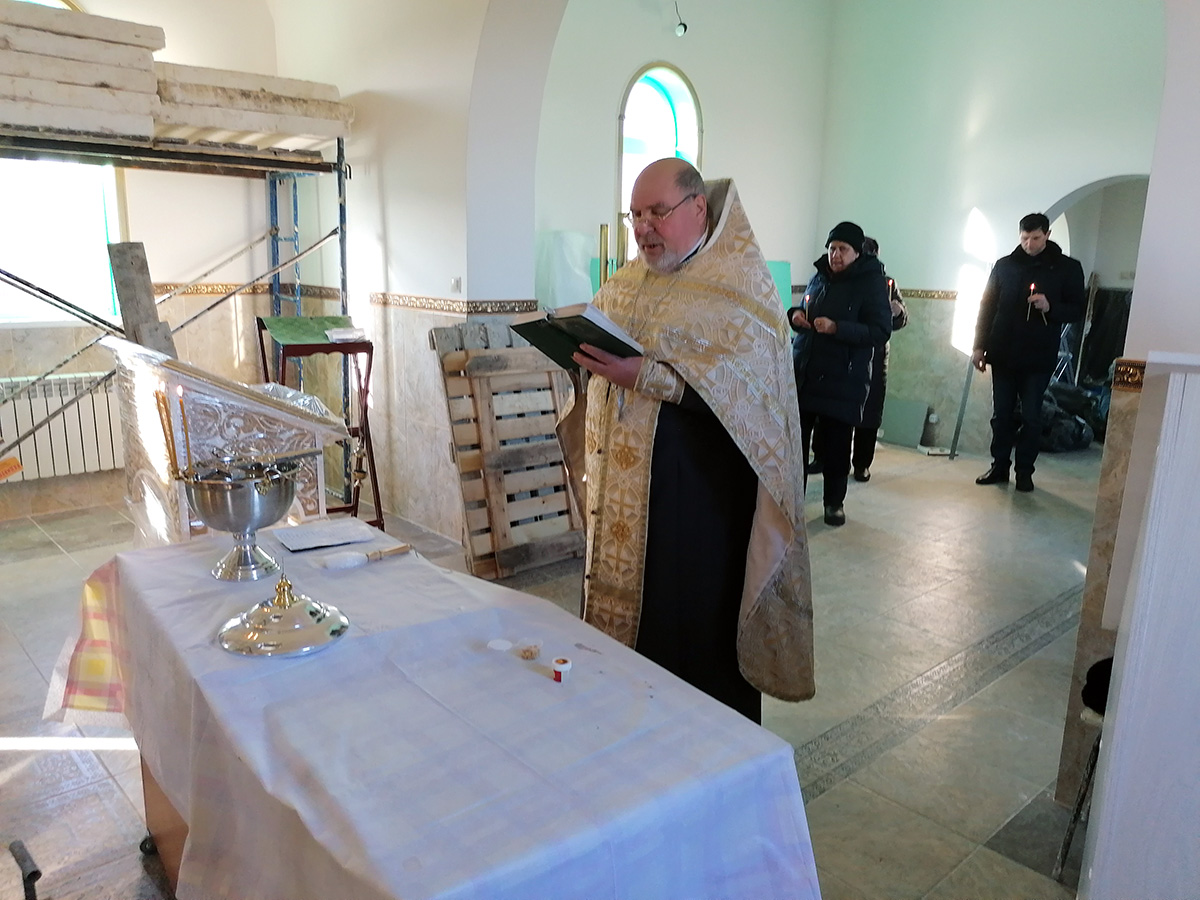 В строящемся храме в честь Святой Живоначальной Троицы в деревне Камайка был совершен водосвятный молебен