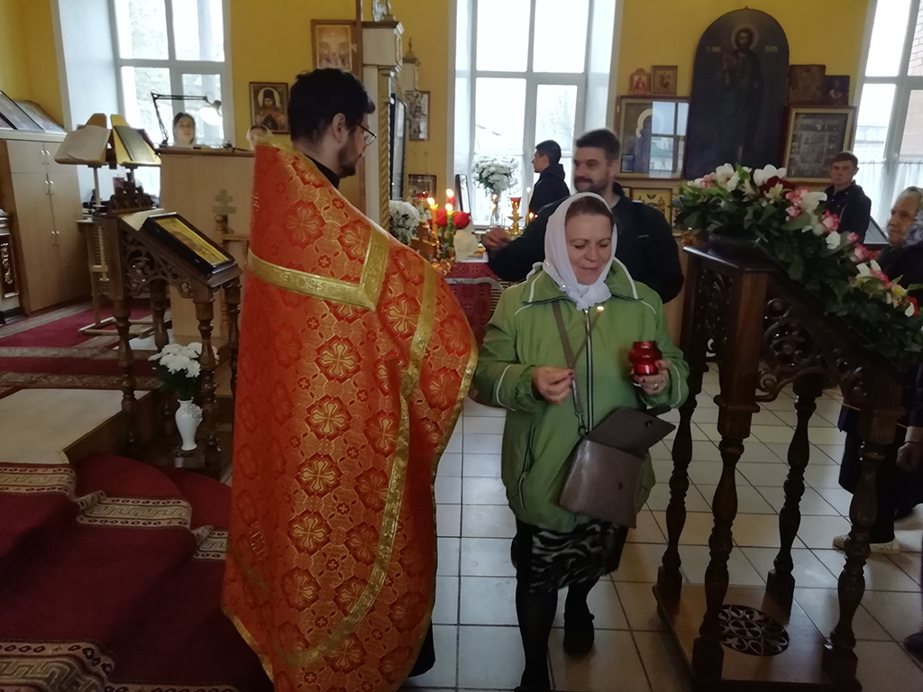 Раздача Благодатного огня за вечерней службой