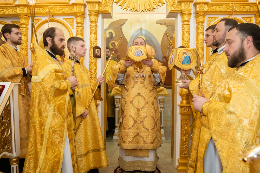 В Неделю 22-ю по Пятидесятнице митрополит Серафим совершил литургию в Троицком храме деревни Камайка