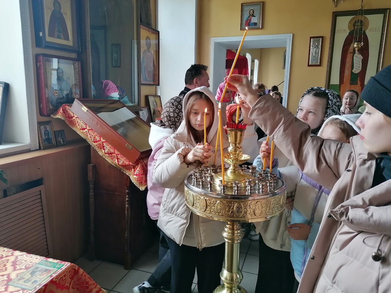 В День Победы школьники со своими родителями посетили Никольский храм