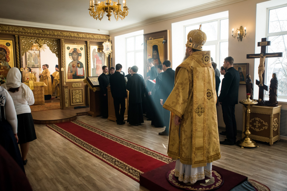 В день престольного праздника в Пензенской духовной семинарии митрополит Серафим наградил протоиерея Александра Филиппова Архиерейской благословенной грамотой