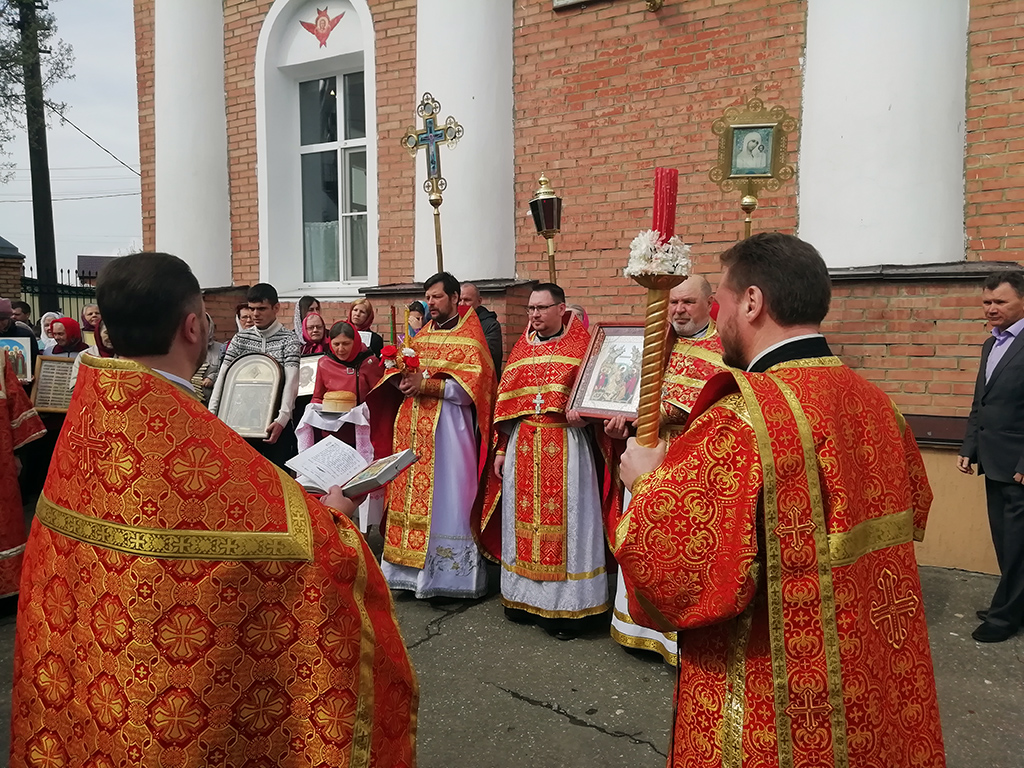 В пятницу Светлой седмицы протоиерей Александр Филиппов совершил Божественную литургию