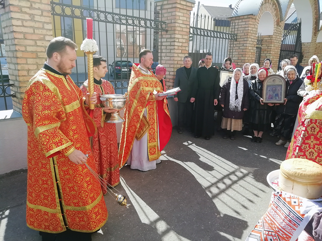 В понедельник Светлой седмицы протоиерей Александр Филиппов совершил Божественную литургию