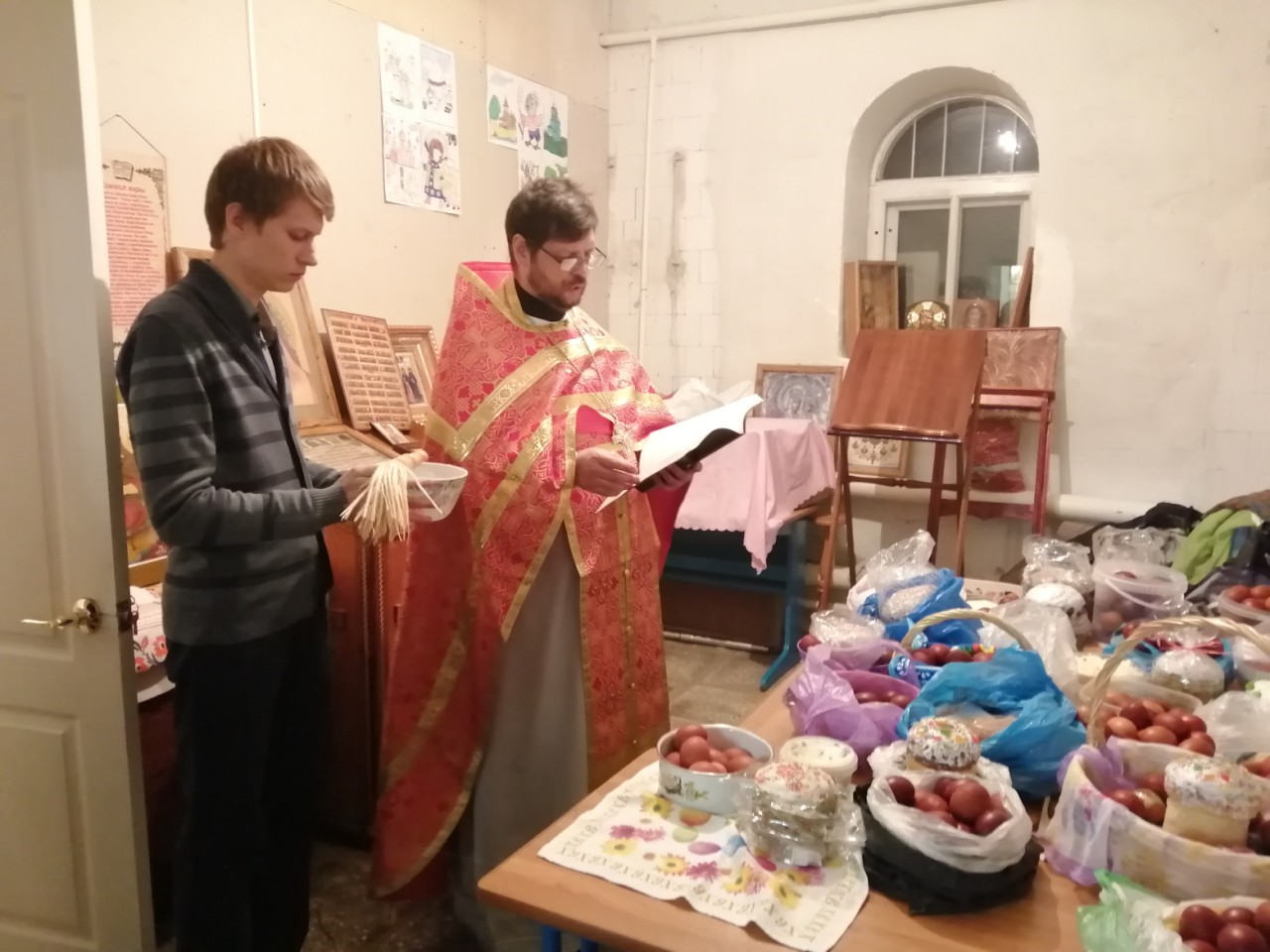 Иерей Сергий Беляков возглавил Пасхальную службу в Михайло-Архангельском молитвенном доме в с.Павло-Куракино 