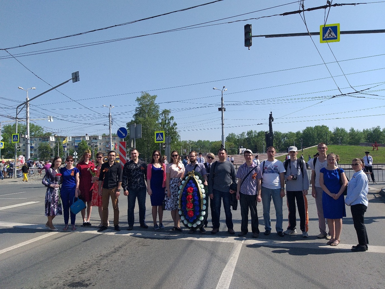Возложение венка от Союза Православной молодёжи и Молодежного отдела епархии к монументу воинской и трудовой Славы