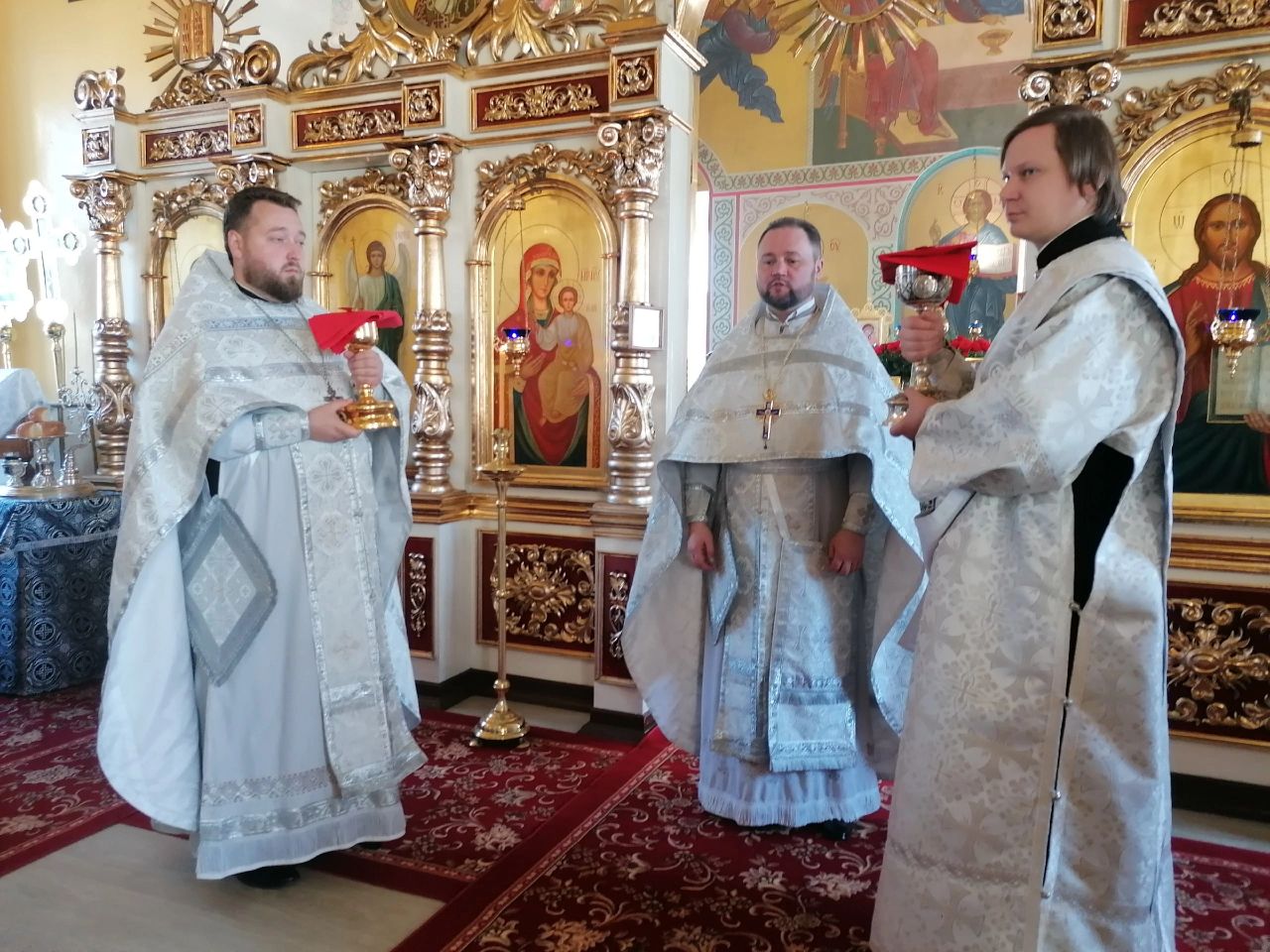 В Великую Субботу протоиерей Александр Филиппов совершил Литургию святителя Василия Великого
