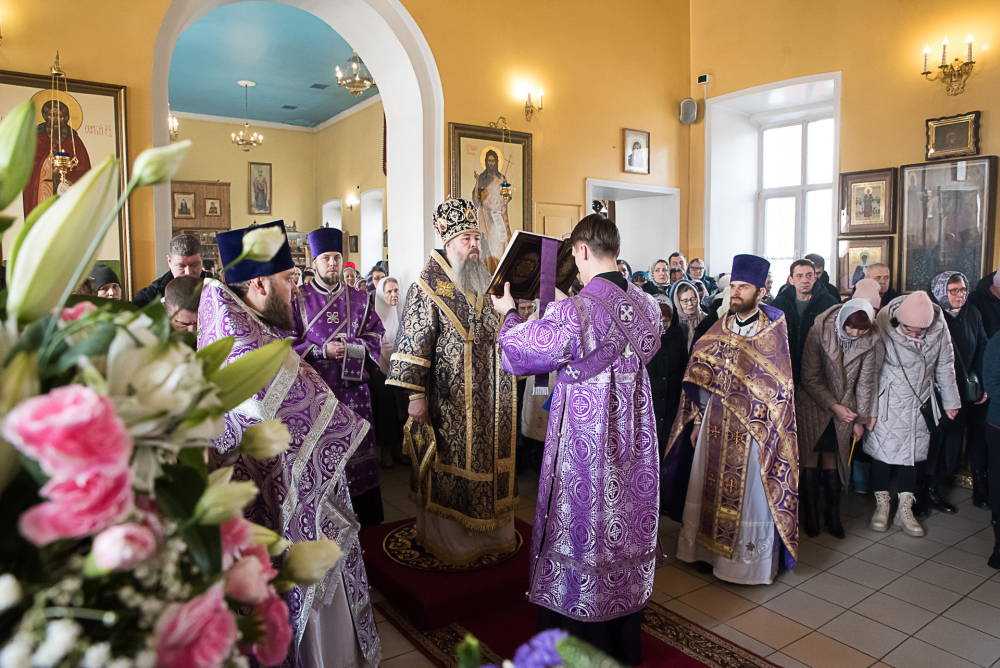 В Неделю Крестопоклонную митрополит Серафим совершил литургию в нашем храме