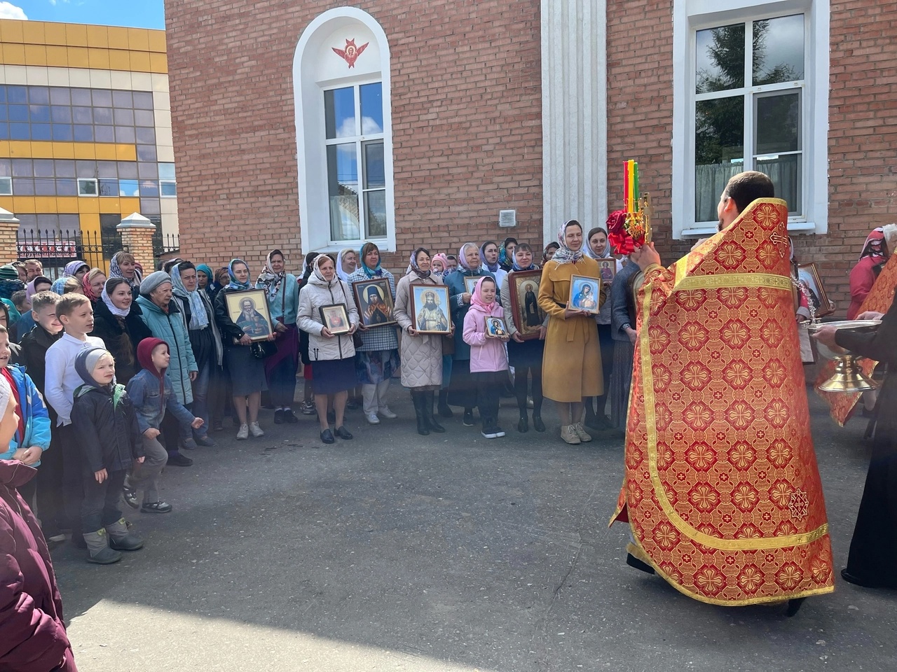 Богослужения в Неделю о расслабленном