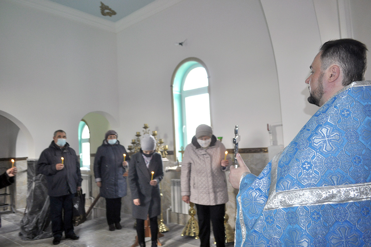 В строящемся храме в честь Святой Живоначальной Троицы в деревне Камайка был совершен водосвятный молебен
